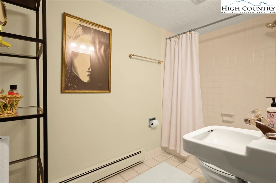 Image number 5 for the current listing