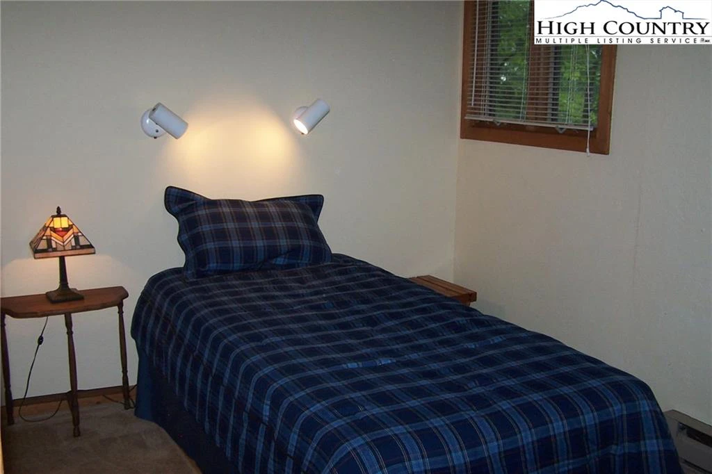 Image number 13 for the current listing
