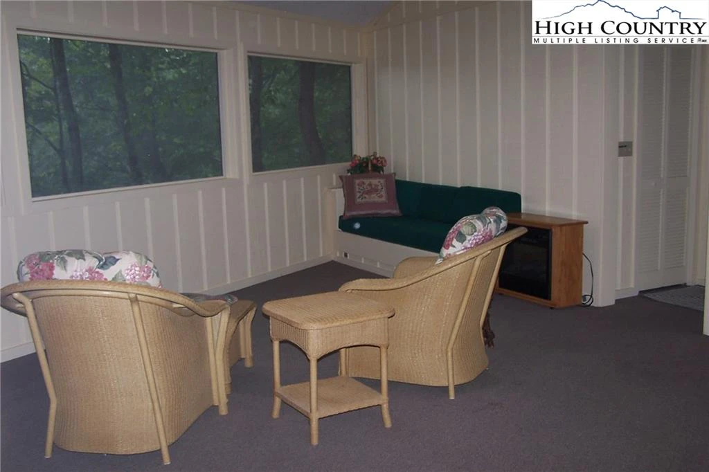 Image number 11 for the current listing