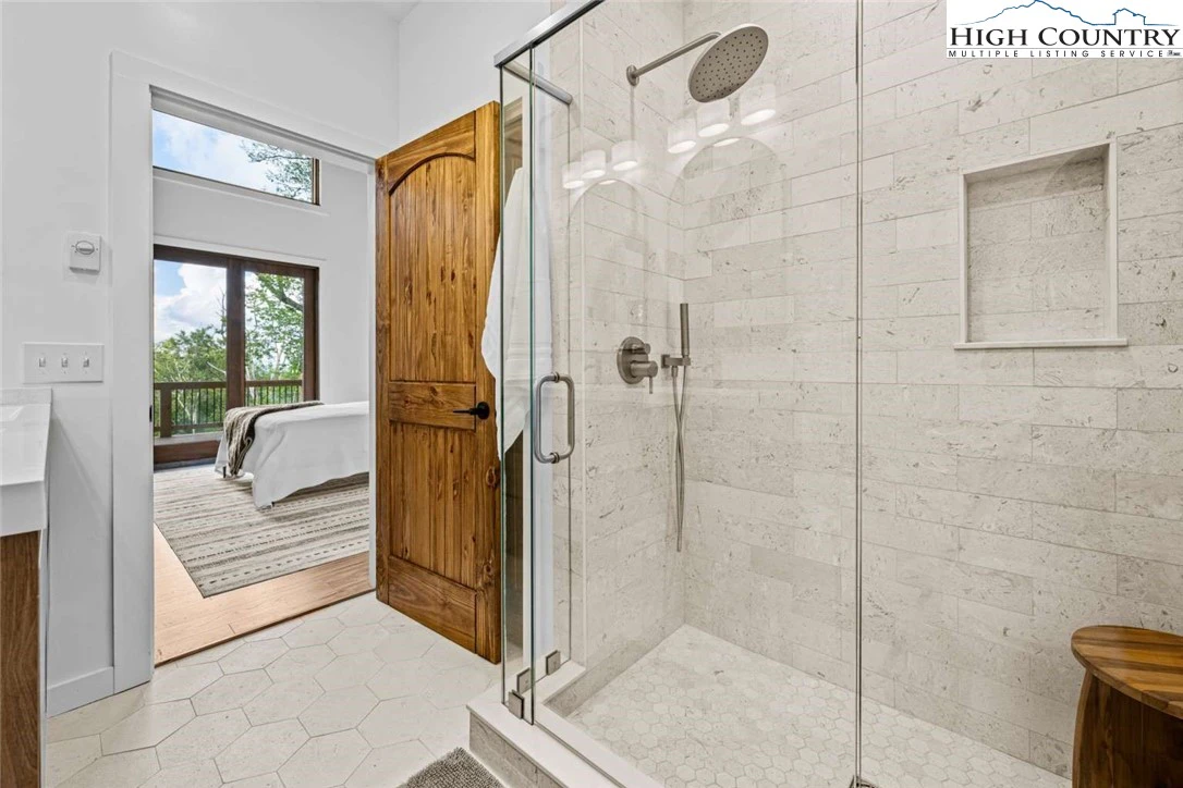 Image number 19 for the current listing