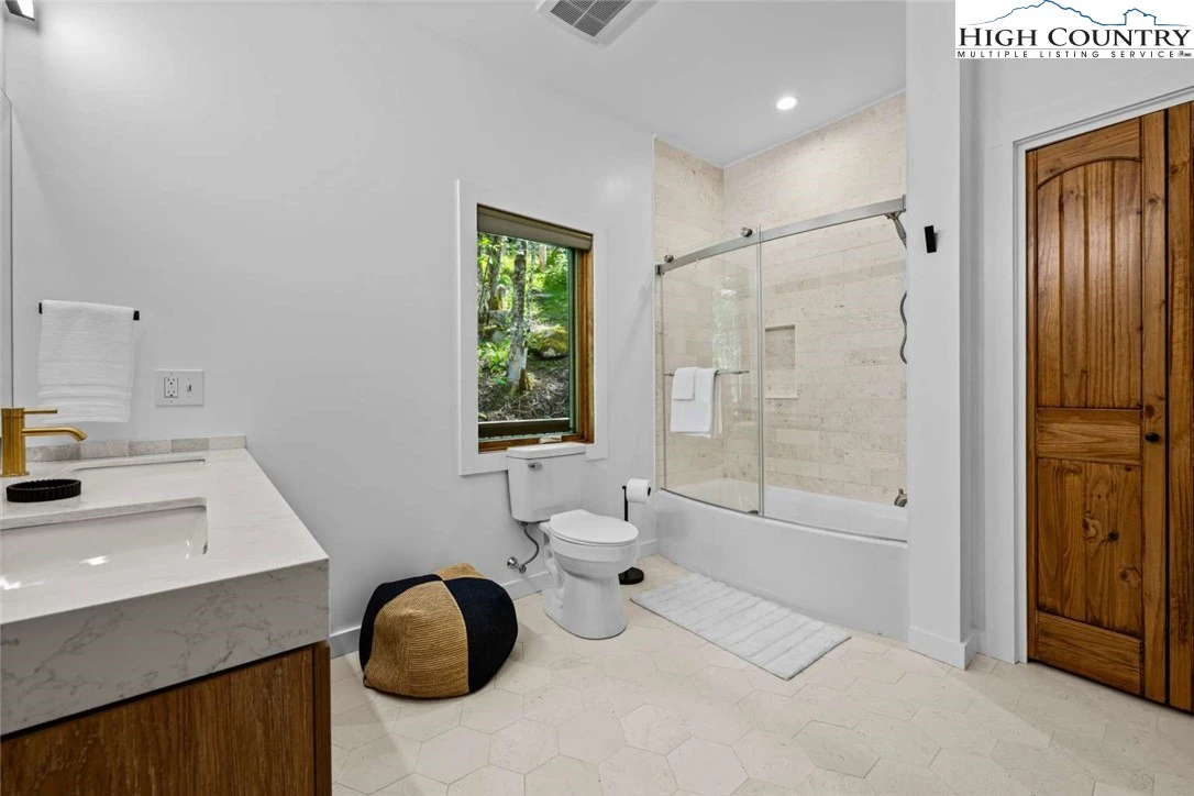Image number 17 for the current listing
