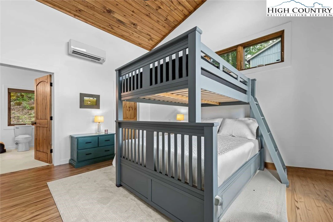 Image number 2 for the current listing