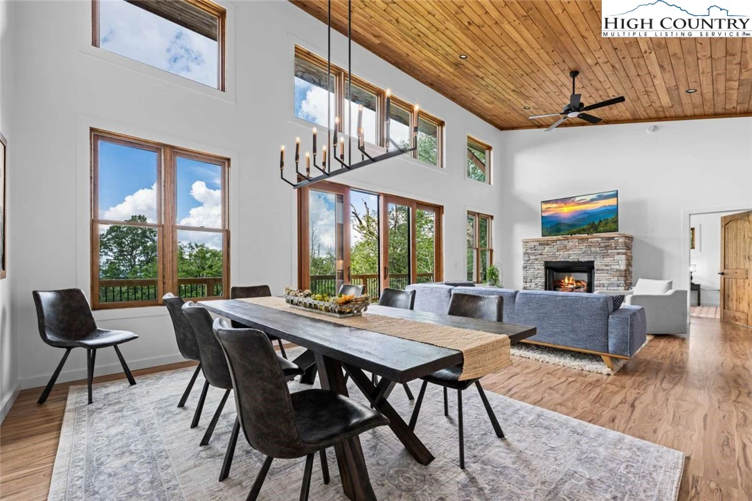 Image number 14 for the current listing