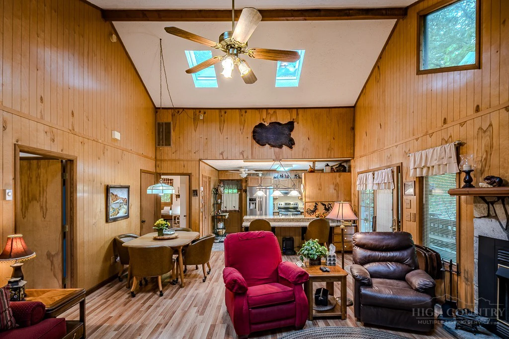 Image number 19 for the current listing