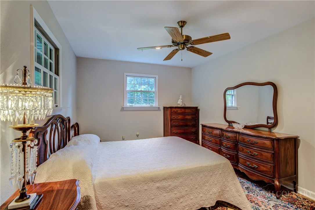 Image number 20 for the current listing