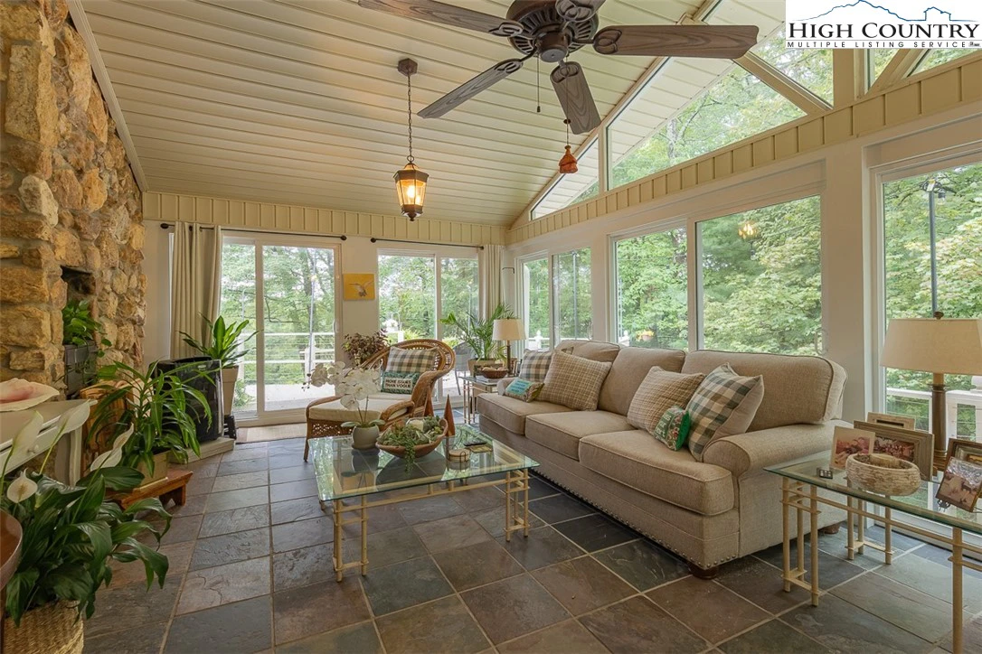 Image number 9 for the current listing