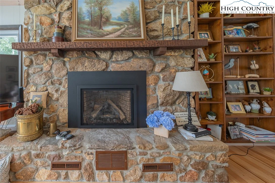 Image number 4 for the current listing