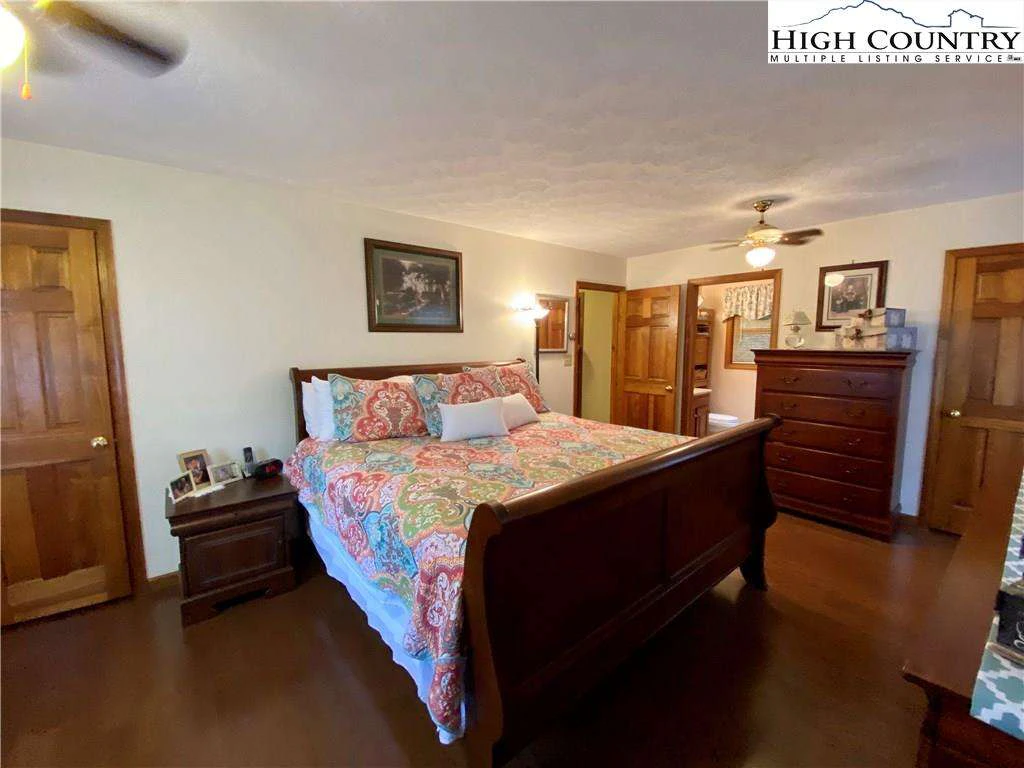 Image number 2 for the current listing