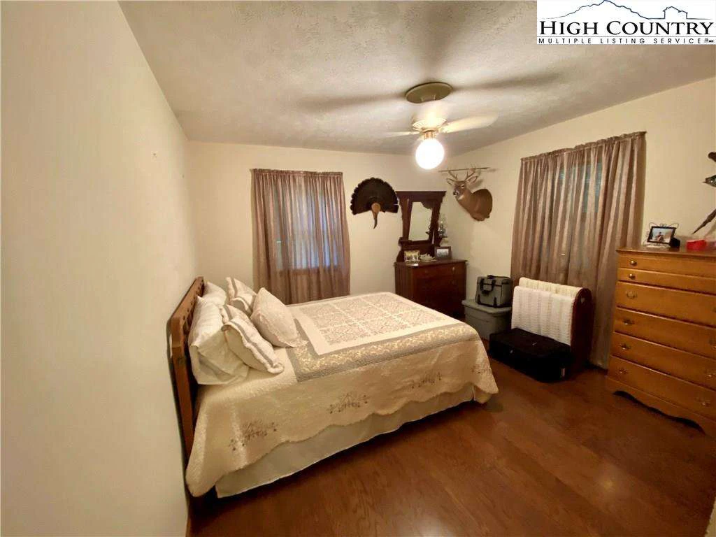 Image number 6 for the current listing