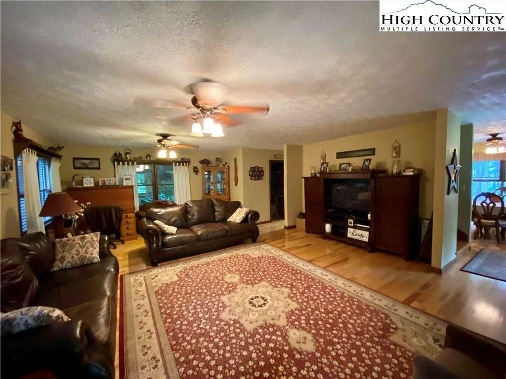 Image number 19 for the current listing