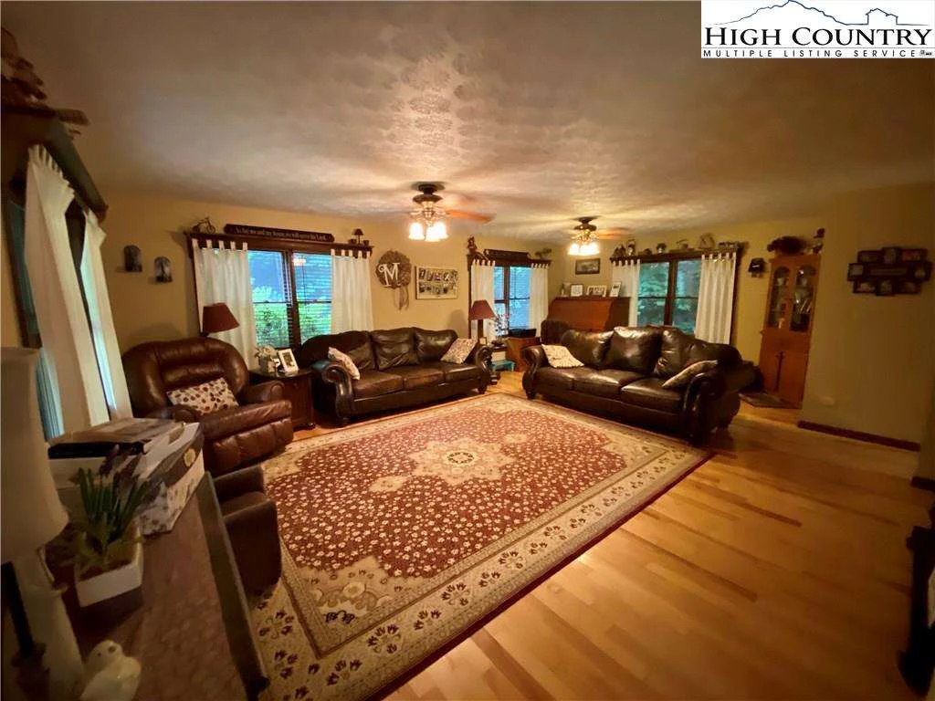 Image number 18 for the current listing