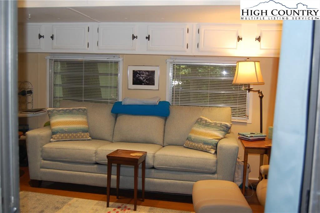 Image number 20 for the current listing