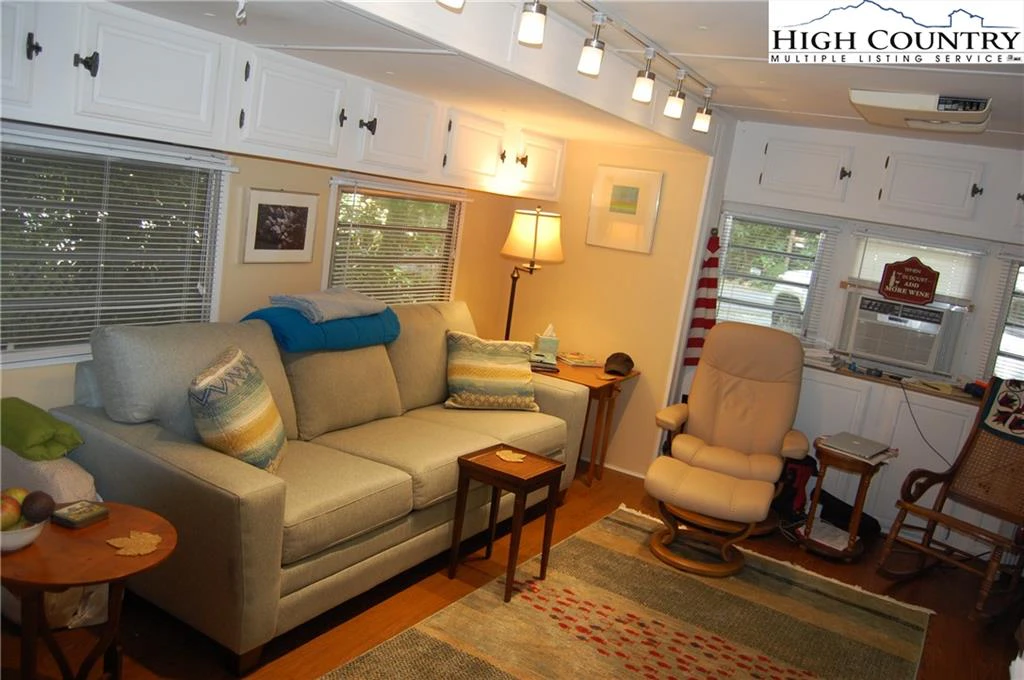 Image number 19 for the current listing