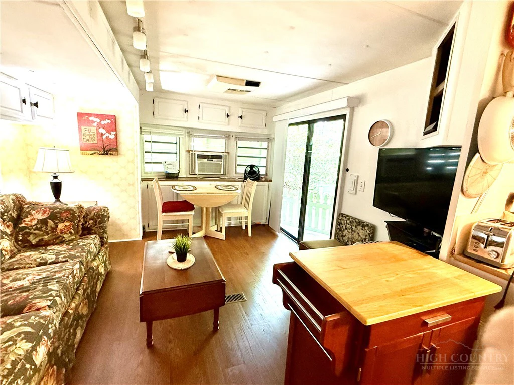Image number 16 for the current listing