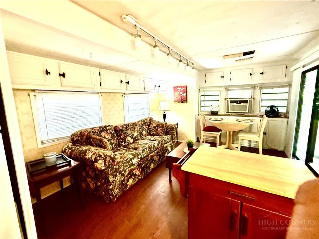 Image number 3 for the current listing