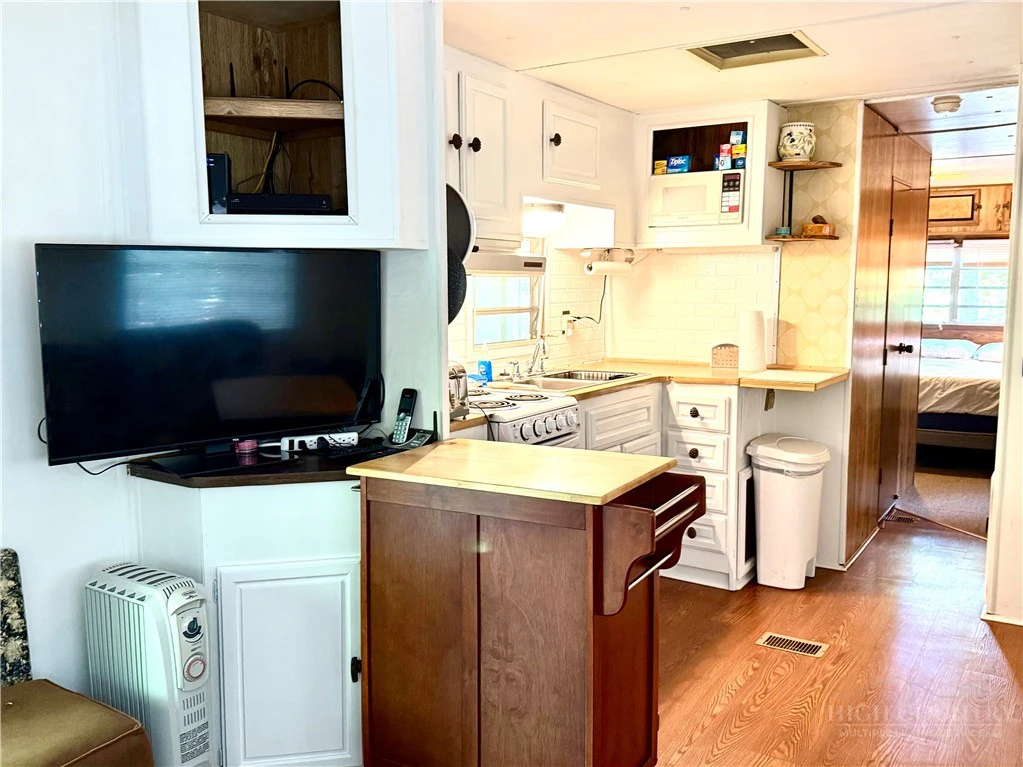 Image number 15 for the current listing