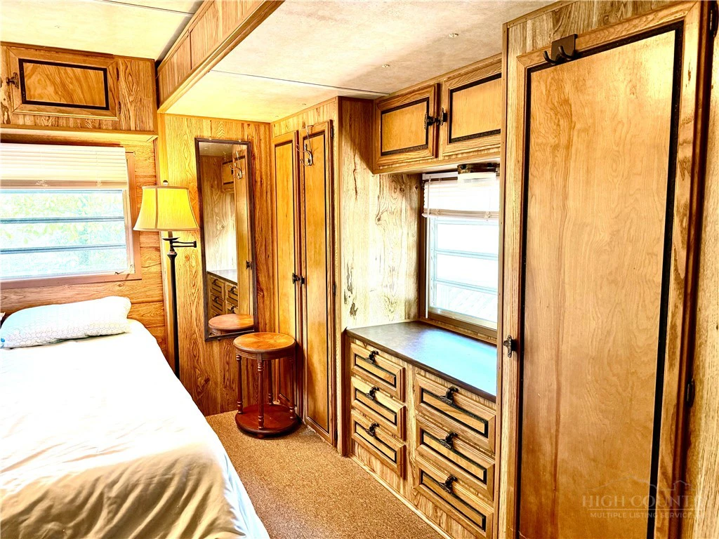Image number 14 for the current listing