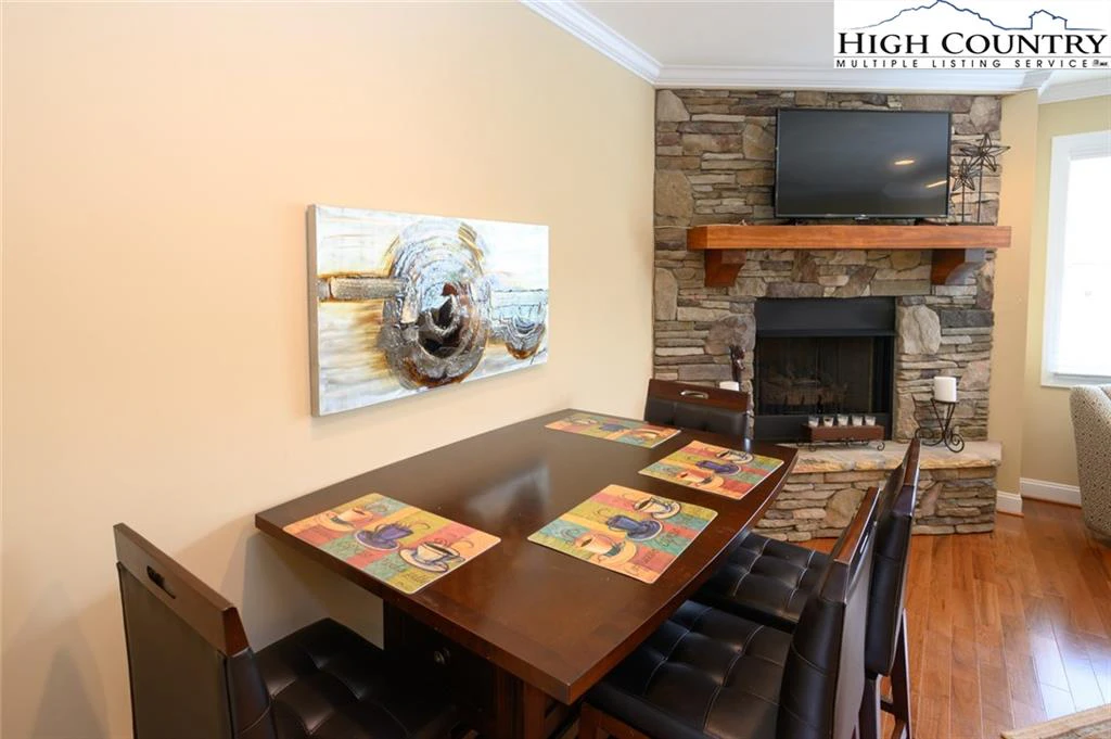 Image number 2 for the current listing