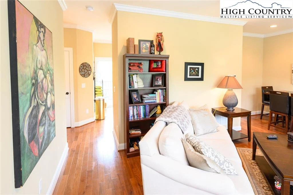 Image number 14 for the current listing