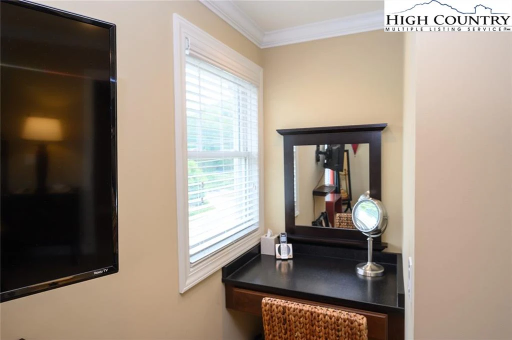 Image number 9 for the current listing