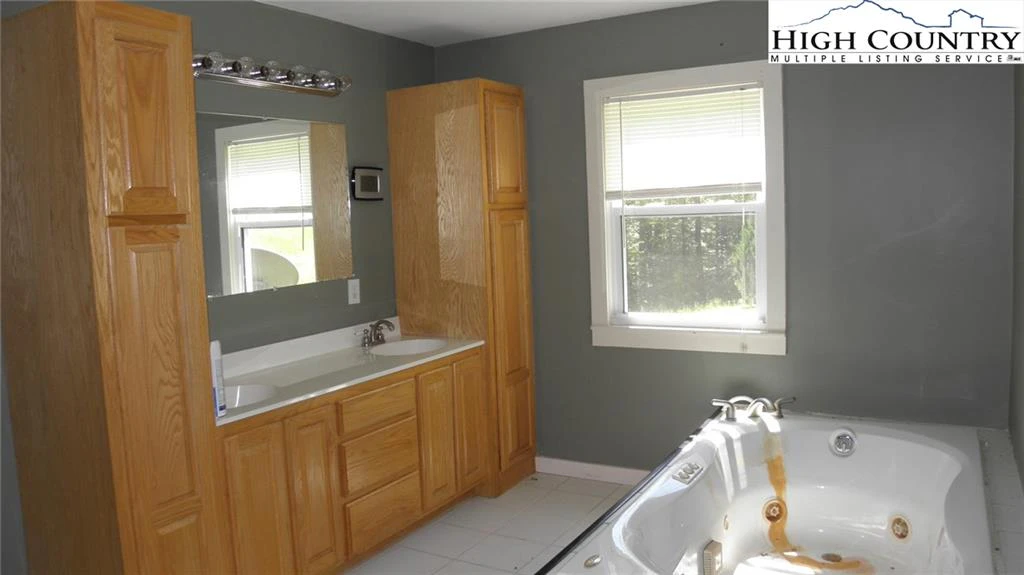 Image number 8 for the current listing