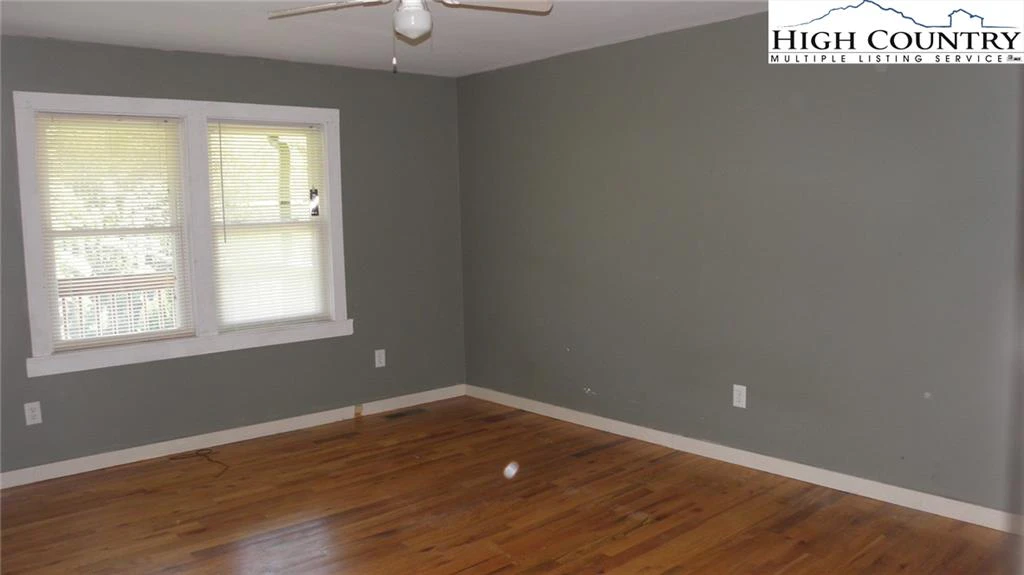 Image number 2 for the current listing