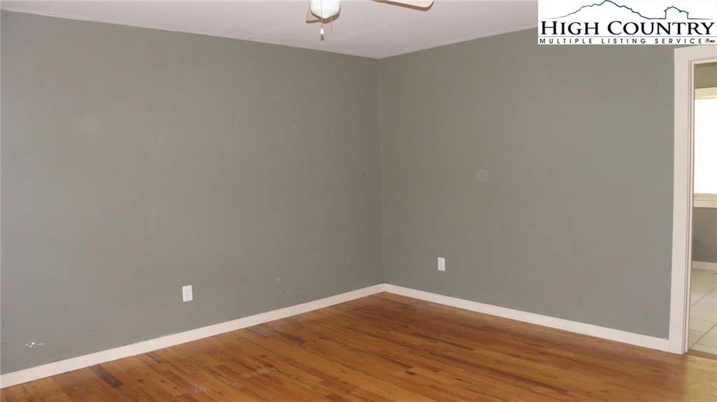 Image number 11 for the current listing