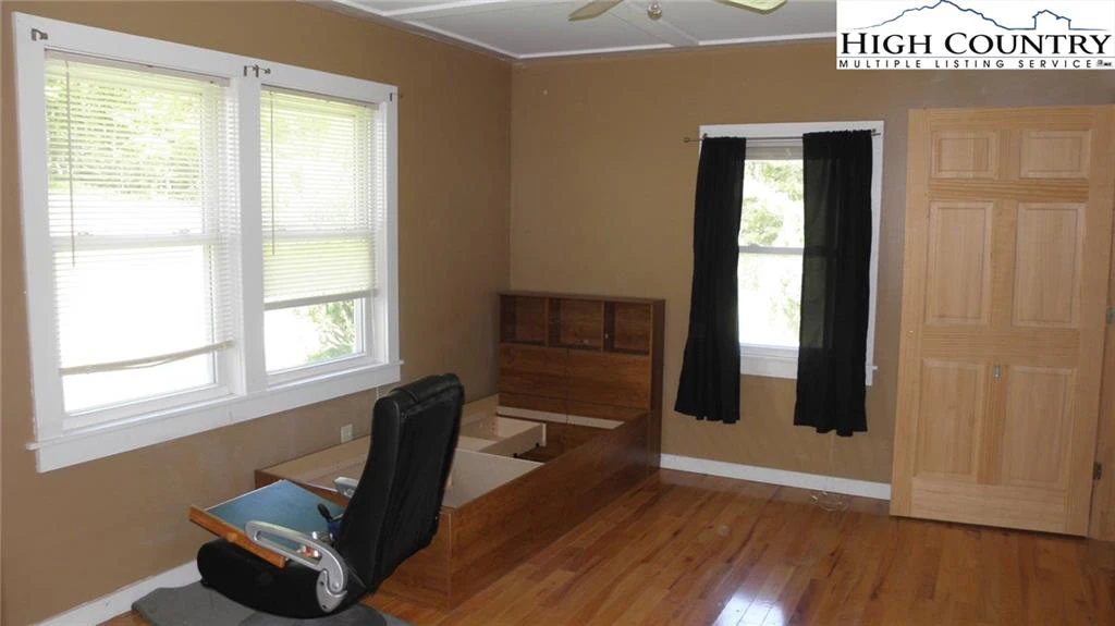 Image number 13 for the current listing