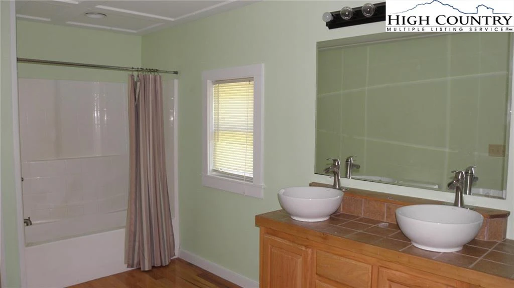 Image number 14 for the current listing