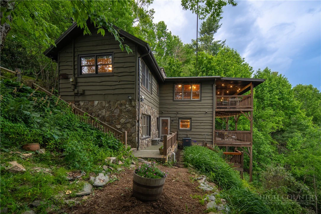 Image number 1 for the current listing