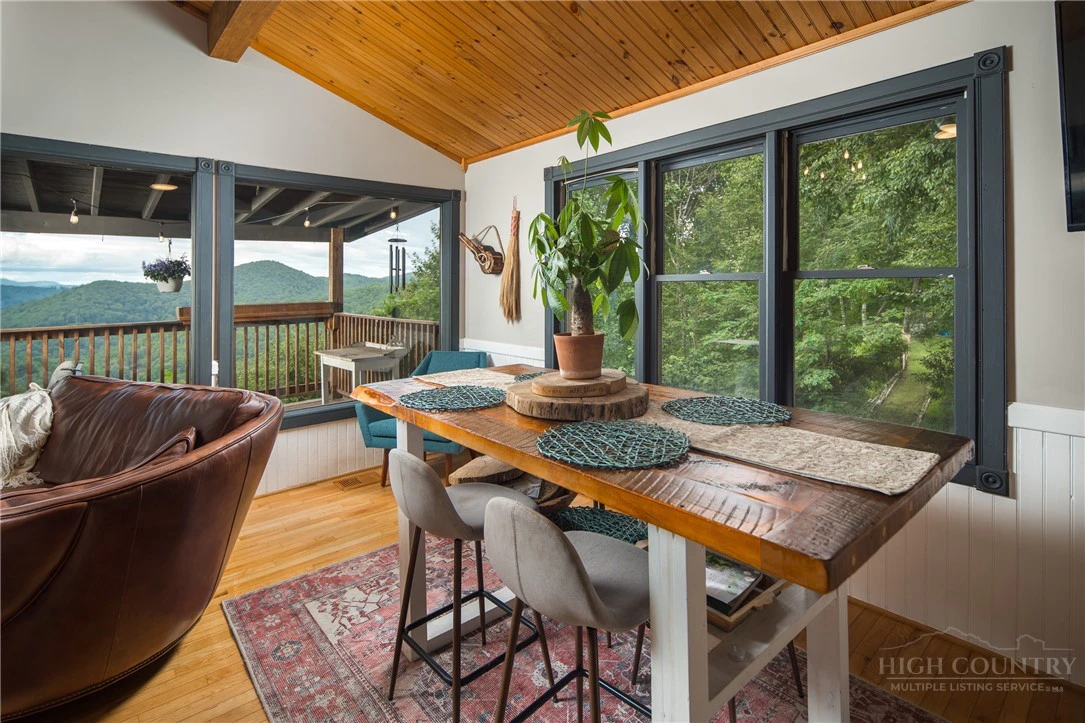 Image number 14 for the current listing