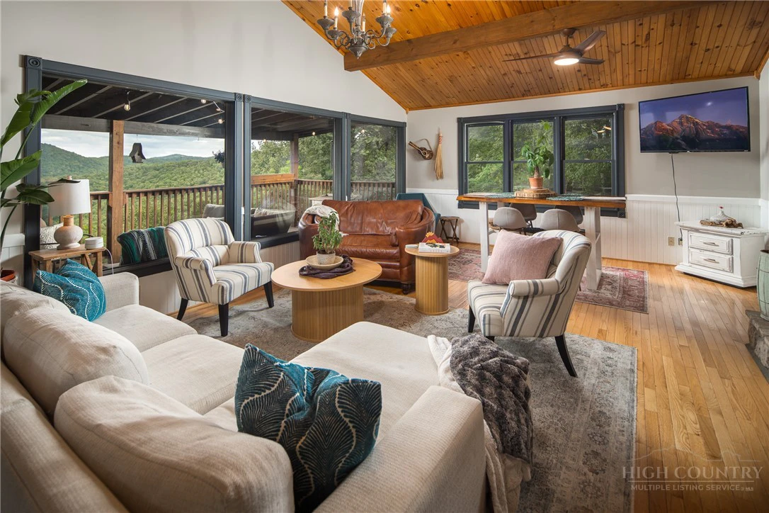 Image number 15 for the current listing