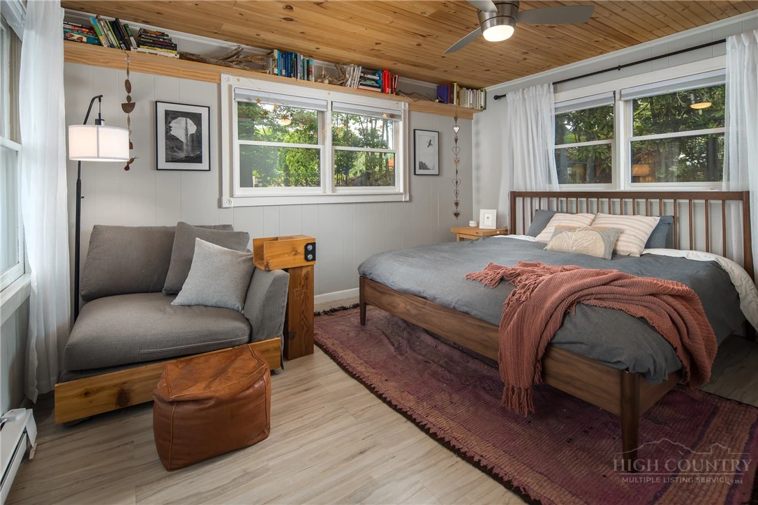 Image number 10 for the current listing