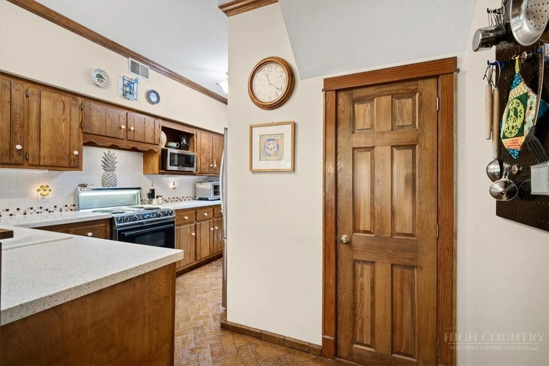 Image number 11 for the current listing