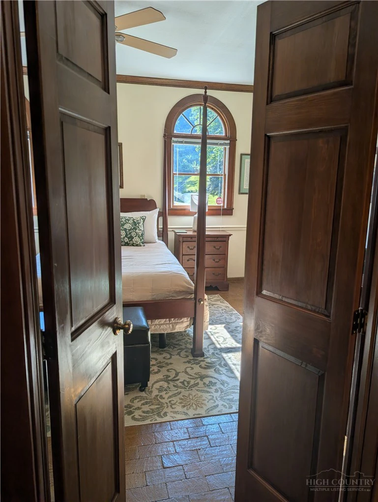 Image number 18 for the current listing