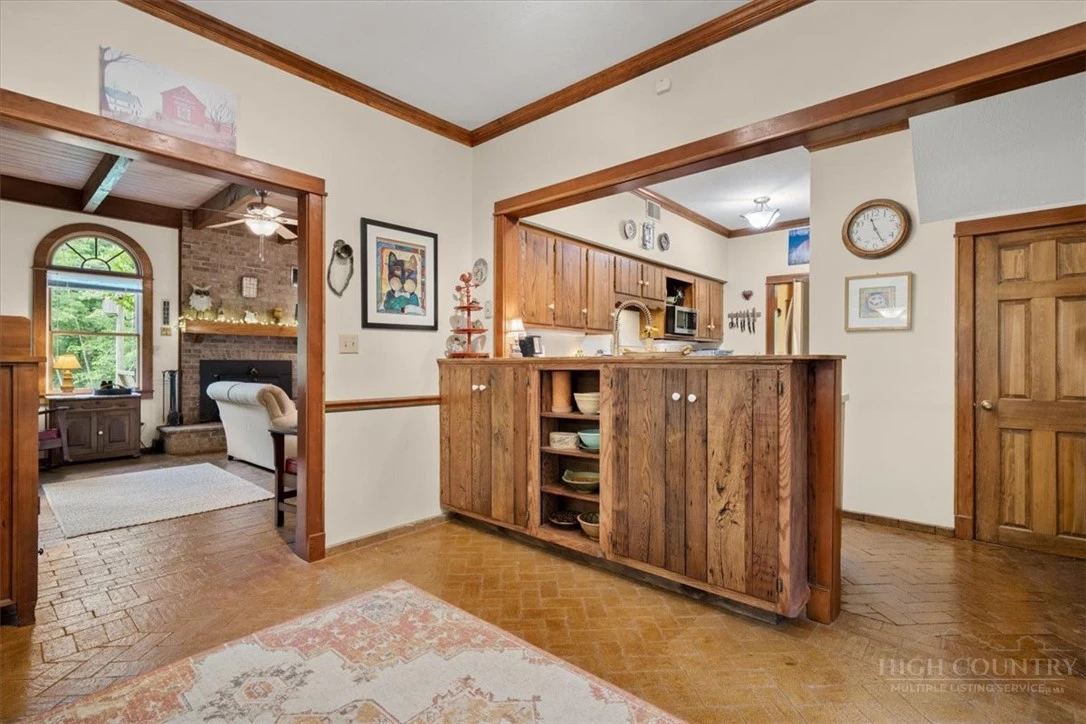 Image number 10 for the current listing
