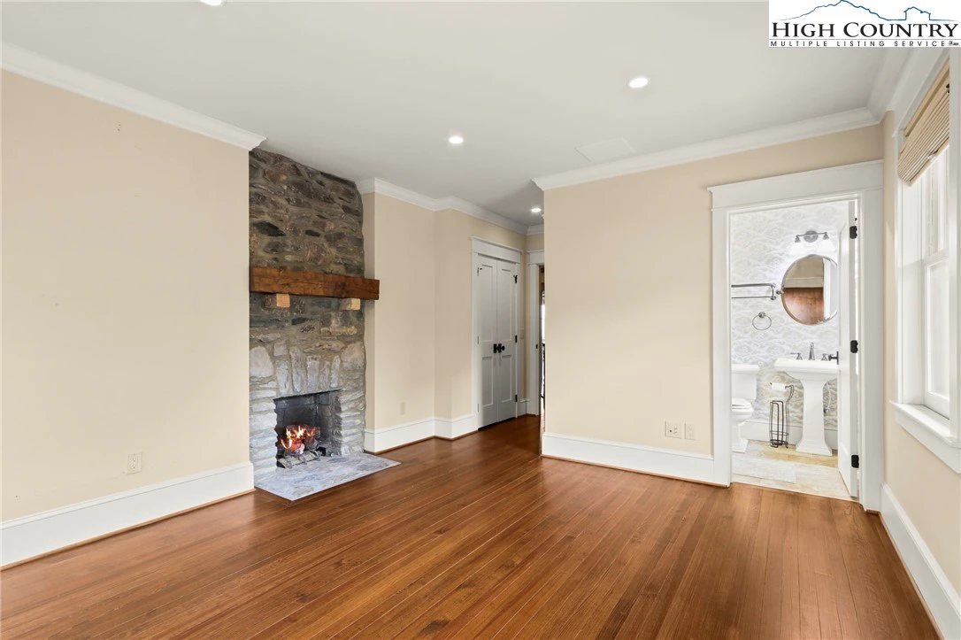Image number 4 for the current listing