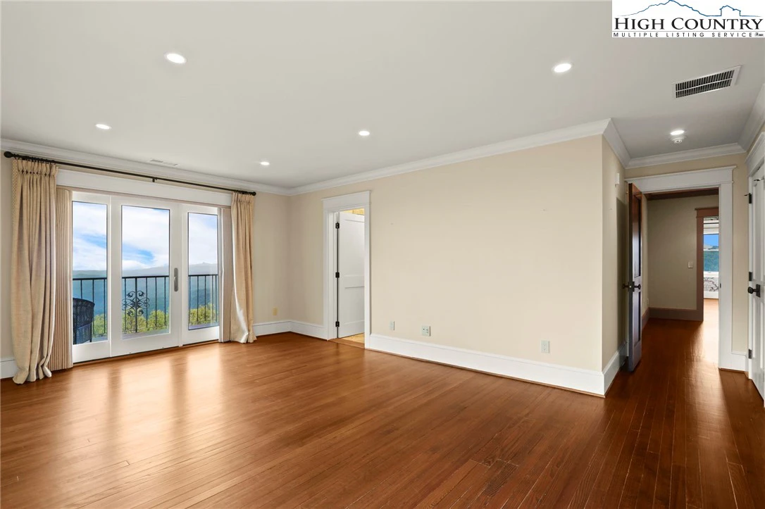Image number 14 for the current listing