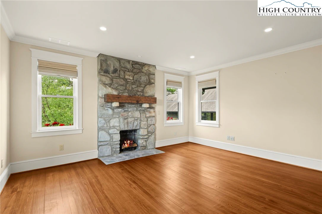 Image number 5 for the current listing