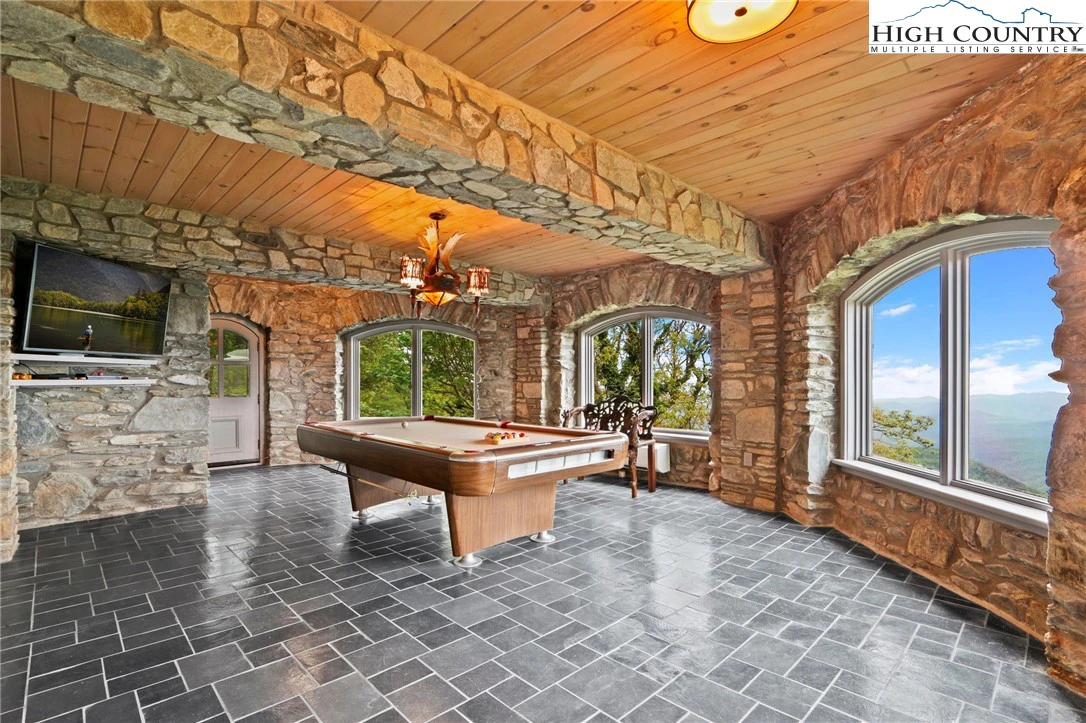 Image number 9 for the current listing