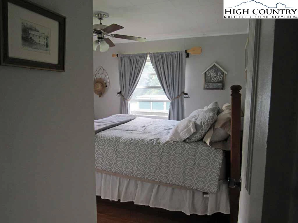 Image number 11 for the current listing