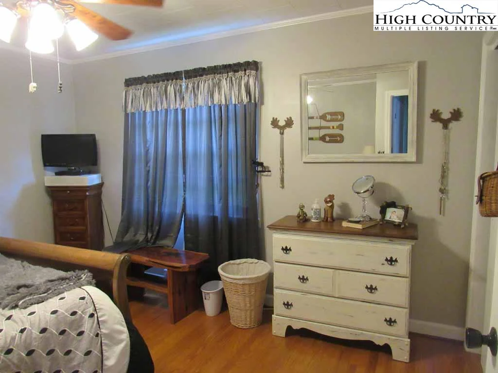 Image number 3 for the current listing