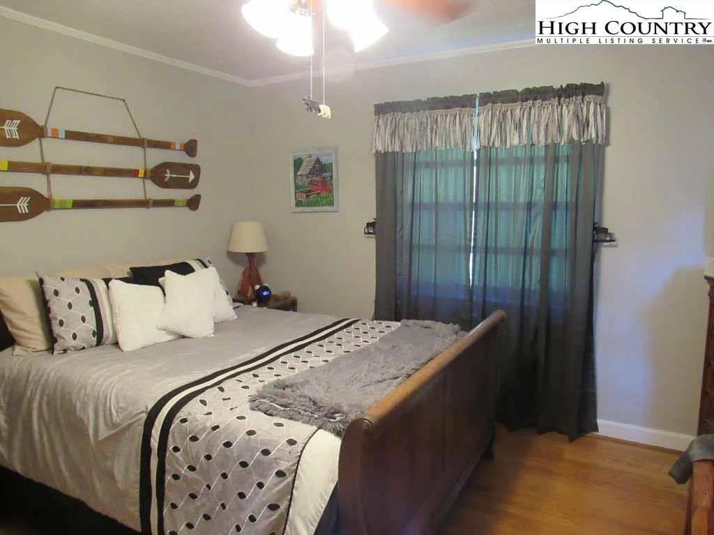 Image number 4 for the current listing