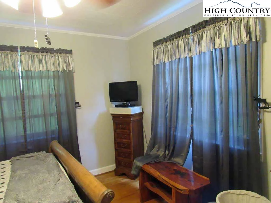 Image number 5 for the current listing