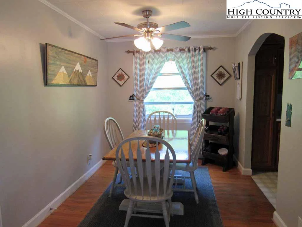 Image number 8 for the current listing
