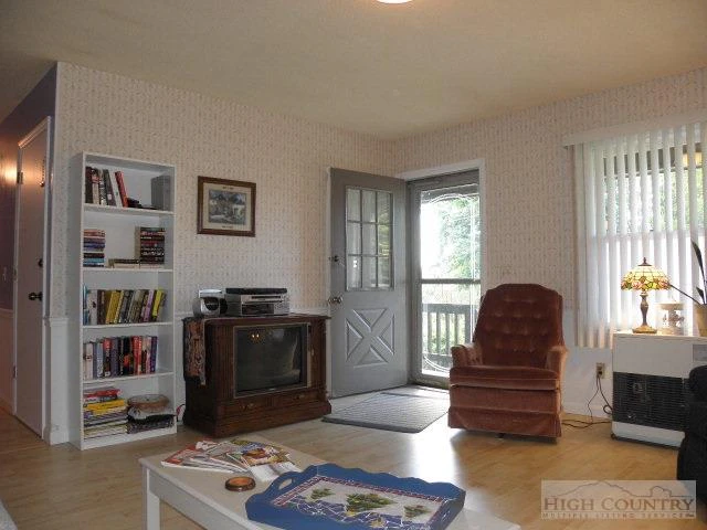Image number 8 for the current listing