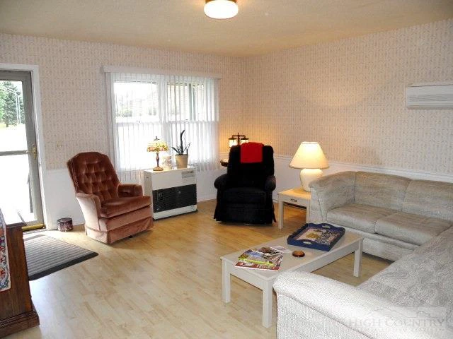 Image number 6 for the current listing