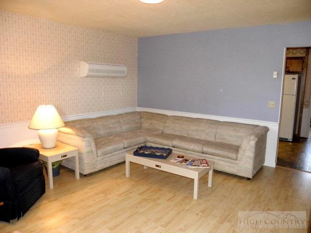 Image number 5 for the current listing