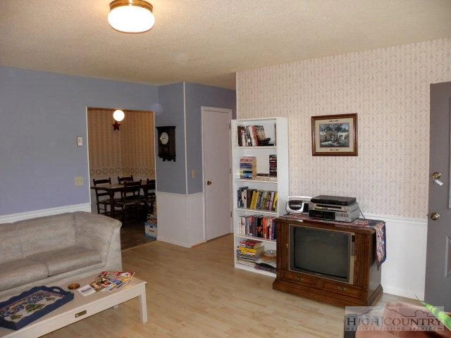 Image number 4 for the current listing