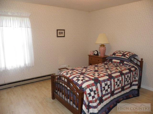 Image number 19 for the current listing